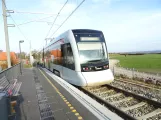 Aarhus Stadtbahn Linie L1 mit Niederflurgelenkwagen 2108-2208 am Risskov Strandpark (2020)