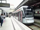 Aarhus Stadtbahn Linie L2 mit Niederflurgelenkwagen 1103-1203 am Aarhus H (2021)