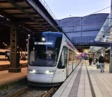 Aarhus Stadtbahn Linie L2 mit Niederflurgelenkwagen 1108-1208 am Aarhus H (2021)