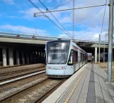 Aarhus Stadtbahn Linie L2 mit Niederflurgelenkwagen 1108-1208 am Kongsvang (2021)