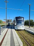 Aarhus Stadtbahn Linie L2 mit Niederflurgelenkwagen 1111-1211 am Universitetshospitalet (2022)