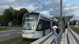 Aarhus Stadtbahn Linie L2 mit Niederflurgelenkwagen 1113-1213 am Nehrus Allé (2023)