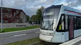 Aarhus Stadtbahn Linie L2 mit Niederflurgelenkwagen 1113-1213 auf Nehrus Allé (2023)