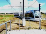 Aarhus Stadtbahn Linie L2 mit Niederflurgelenkwagen 2103-2203 am Lisbjerg Bygade (2020)