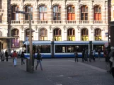 Amsterdam Niederflurgelenkwagen 2059 auf Nieuwezijds Voorburgwal (2009)