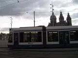 Amsterdam Niederflurgelenkwagen 2113 am Bahnhof Centraal (2009)