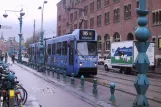 Amsterdam Straßenbahnlinie 16 mit Gelenkwagen 831 auf Damrak (2004)