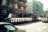 Amsterdam Straßenbahnlinie 17 mit Gelenkwagen 819 auf Raadhuisstraat (2000)