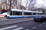 Amsterdam Straßenbahnlinie 17 mit Niederflurgelenkwagen 2067 am Westermarkt (2004)