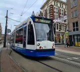 Amsterdam Straßenbahnlinie 2 mit Niederflurgelenkwagen 2054 am Nieuwezijds Kolk (2021)