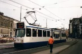 Amsterdam Straßenbahnlinie 24 mit Gelenkwagen 818 auf Rokin (2007)