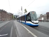 Amsterdam Straßenbahnlinie 24 mit Niederflurgelenkwagen 3041 am Bahnhof Centraal (2022)