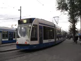 Amsterdam Straßenbahnlinie 25 mit Niederflurgelenkwagen 2101 am Bahnhof Centraal (2009)