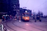 Amsterdam Straßenbahnlinie 9 mit Gelenkwagen 620 am Bahnhof Centraal (1987)