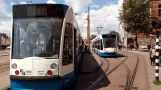 Amsterdam Straßenbahnlinie 9 mit Niederflurgelenkwagen 2102 am Bahnhof Centraal (2016)