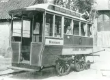 Archivfoto: Aarhus Pferdestraßenbahnwagen 5 innen Scandia's gård, von hinten gesehen (1884)