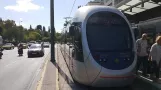 Athen Straßenbahnlinie T6 mit Niederflurgelenkwagen TA10026 am Aristoteles Syntagma (2017)