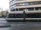 Augsburg Straßenbahnlinie 1 mit Niederflurgelenkwagen 852 nahe bei Königsplatz, Vorderansicht (2010)