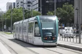 Barcelona Straßenbahnlinie T2 mit Niederflurgelenkwagen 13 am Maria Cristina (2012)