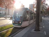 Barcelona Straßenbahnlinie T4 mit Niederflurgelenkwagen 03 am El Maresme (2015)