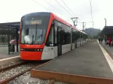 Bergen Straßenbahnlinie 1 (Bybanen) mit Niederflurgelenkwagen 210 am Nesttun (2012)