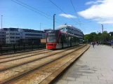 Bergen Straßenbahnlinie 1 (Bybanen) mit Niederflurgelenkwagen 213 auf Nygårdsgaten (2012)