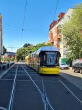 Berlin Schnelllinie M13 mit Niederflurgelenkwagen 9120 am S+U Warschauer Straße (2022)