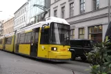 Berlin Schnelllinie M6 mit Niederflurgelenkwagen 1025 auf Oranienburger Strasse (2012)