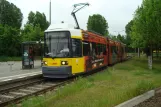 Berlin Schnelllinie M6 mit Niederflurgelenkwagen 1090 am Hellersdorf/Riesaer Straße (2013)