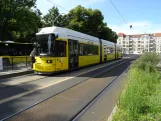 Berlin Straßenbahnlinie 68 mit Niederflurgelenkwagen 2243 am Bahnhofstr. / Lindenstr. (2024)