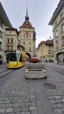 Bern Straßenbahnlinie 7 mit Niederflurgelenkwagen 653 auf Marktgasse (2024)