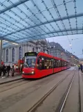 Bern Straßenbahnlinie 9 mit Niederflurgelenkwagen 764 am Bahnhof (2024)