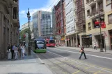 Bilbao Straßenbahnlinie A mit Niederflurgelenkwagen 403 am Sabino Arana (2012)