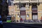 Bilbao Straßenbahnlinie A mit Niederflurgelenkwagen 404 auf Erribera Kalea (2012)