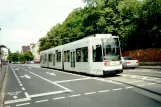 Bonn Straßenbahnlinie 61 mit Niederflurgelenkwagen 9457nah Wilhelmsplatz (2002)