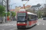 Bratislava Straßenbahnlinie 13 mit Gelenkwagen 7118 auf Hurbanovo námestie (2008)