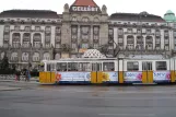 Budapest Straßenbahnlinie 19 mit Gelenkwagen 1400 am Szent Gellért tér - Műegyetem M (2013)