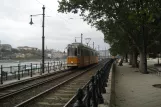 Budapest Straßenbahnlinie 2 mit Gelenkwagen 1315 auf Jane Haining rakpart (2006)