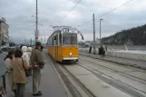 Budapest Straßenbahnlinie 2 mit Gelenkwagen 1343 am Március 15. tér (2006)