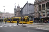 Budapest Straßenbahnlinie 4 mit Niederflurgelenkwagen 2004 am Nyugati pályaudvar M (2013)