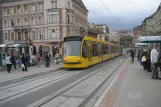 Budapest Straßenbahnlinie 4 mit Niederflurgelenkwagen 2011 am Margit híd, budai hídfő H (2006)