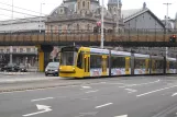 Budapest Straßenbahnlinie 4 mit Niederflurgelenkwagen 2039nah Nyugati pályaudvar M (2013)