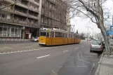 Budapest Straßenbahnlinie 41 mit Gelenkwagen 1318 nahe bei Szent Gellért tér - Műegyetem M (2013)