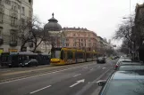 Budapest Straßenbahnlinie 6 mit Niederflurgelenkwagen 2036 nahe bei Jászai Mari tér (2013)