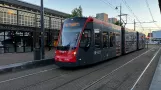 Den Haag Straßenbahnlinie 9 mit Niederflurgelenkwagen 5019 am Station Hollands Spoor (2022)