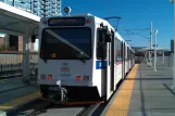 Denver Straßenbahnlinie C mit Gelenkwagen 300 am Union Station (2011)