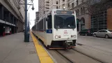 Denver Straßenbahnlinie D mit Gelenkwagen 338 auf Stout Street (2020)