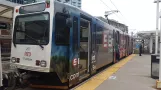 Denver Straßenbahnlinie E mit Gelenkwagen 257 am Union Station (2020)