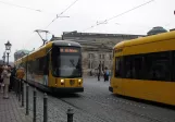 Dresden Straßenbahnlinie 11 mit Niederflurgelenkwagen 2809 auf Theaterplatz (2006)