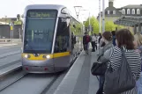 Dublin Straßenbahnlinie Rot mit Niederflurgelenkwagen 3009 am Heuston (2011)